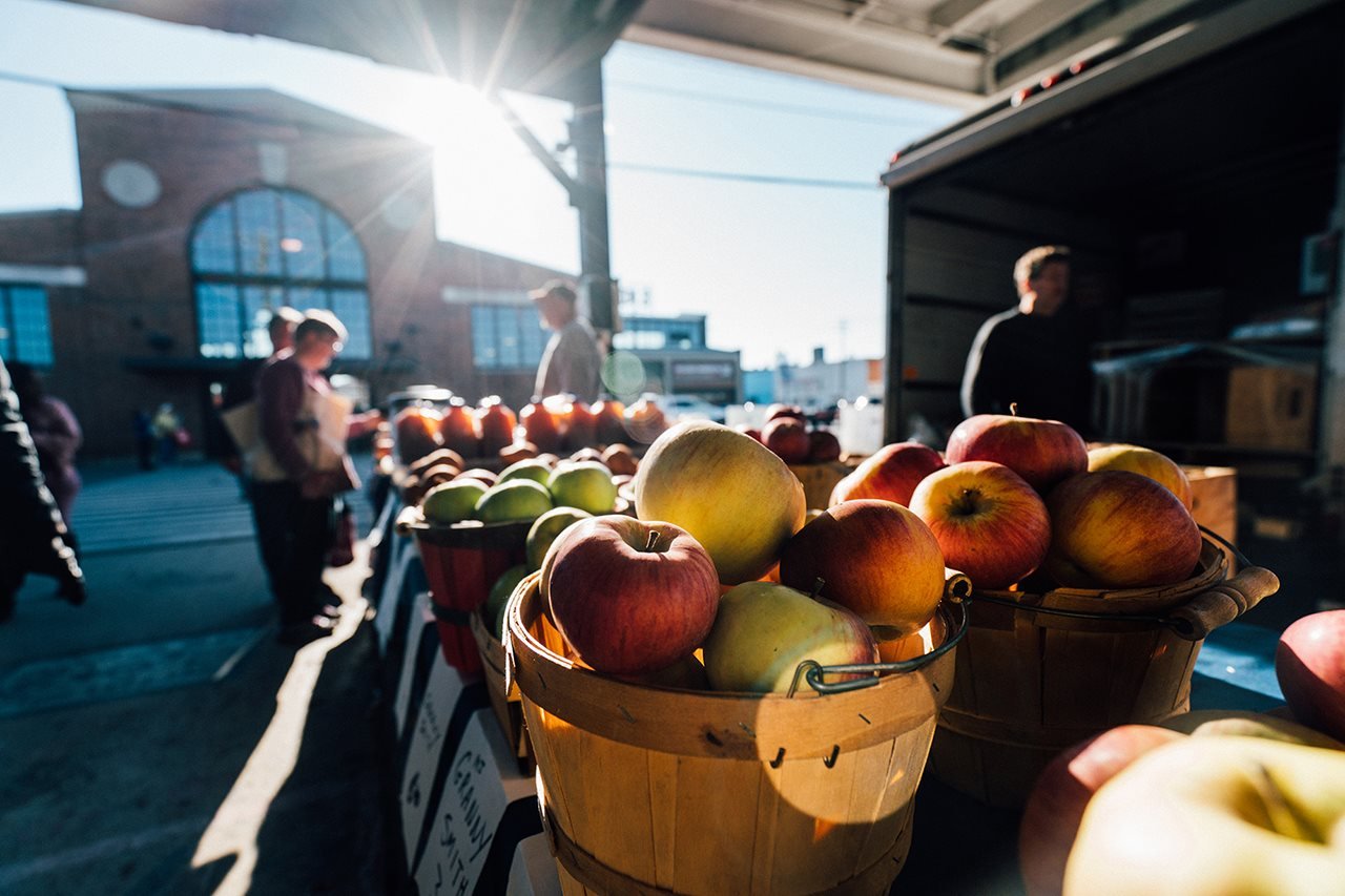 Primer plano de canastas de manzana en el estand del agricultor en el mercado oriental de Detroit.